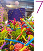 7) „Zurück in die Zukunft" : Neon, Süßigkeiten, Partystimmung - die 90er-Jahre erlebten ein Comeback! Thema und Grobkonzept der Schau stammten von Kuratorin Gabriele Haufe. Die leitende Floristin, Anja Ersing arbeitete es bis ins kleinste Detail aus. Mit ihrem Team erschuf sie in langer Vorbereitung eine äußerst sehenswerte Floristikschau. Verwendet wurden Pflanzen, die in die damalige Zeit passten, außerdem knallbunte und pastellfarbene Blüten.