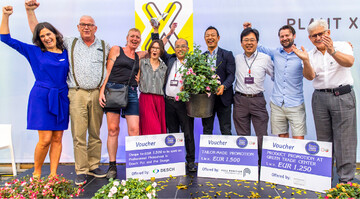 Fleuroselect hat den FleuroStar-Award 2023/24 an Mandevilla ’Sundaville Double Blush Pink’ von MNP/Suntory verliehen. Klaas Droog, Sales & License Manager, Francesca Lanzillotta, Marketing & Communications Manager und Erwin Giezen, Head Marketing, Communications & Trade, und Kollegen nahmen den Preis aus den Hnden von Karol Pawlak, Prsident von Fleuroselect, und Generalsekretrin Ann Jennen entgegen.
