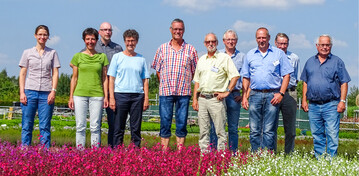 Dr. Elke Ueber mit Vertretern des Zchtungsausschusses der Sondergruppe Azerca bei der Versuchsbesichtigung vor Ort