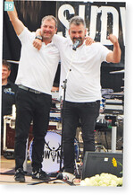 Nicht nur Brüder, sondern Freunde: Michael Knaup (links) unterstützt Andreas Knaup als Betriebsleiter in Zeil.