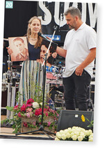 Tante Ingrid übergibt zwei Bilder der Großeltern von Andreas, die den ersten Gartenbaubetrieb in der Familie gegründet haben.