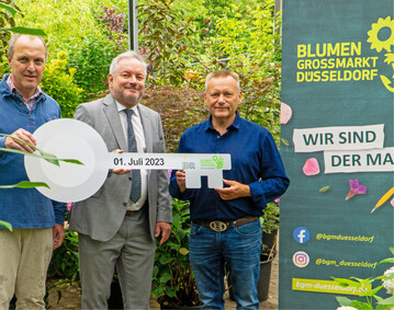 Schlsselbergabe fr ein neues Blumengromarktgelnde am alten Standort: Ekkehard Vincon (Mitte) von der Dsseldorfer IDR sowie BGM-Vorstandsmitglied Willi Bergers (links) und BGM-Geschftsfhrer Jrg Breitenfeld.