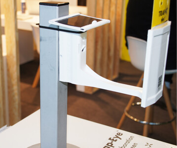 Trap-Eye von Biobest ist ein Innovations-Preistrger der GreenTech 2023 zur automatischen Erkennung der Population von Insekten im Gewchshaus. Oben zu sehen ist eine Solarzelle zur autarken Stromversorgung, darunter das Kamera-Auge zur Aufnahme des Insektenbefalls auf der Leimtafel (rechts) senkrecht angeordnet. Ganz rechts der QR-Code fr die Gerte-Identifizierung.