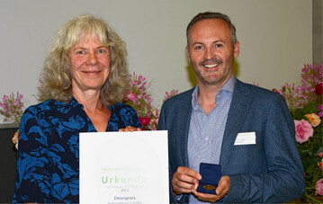 Der Ehrenpreis des Verbands Weihenstephaner Ingenieure im Bereich des Gartenbaus ging in diesem Jahr an Dipl.-Ing. (FH) Gregor Hoffmann.  Katrin Kell, die Vorsitzende des Verbands, berreichte den Preis. Gregor Hoffmann hat von 1999 bis 2003 Gartenbau an der Hochschule Weihenstephan-Triesdorf studiert und ist als Account Manager Fruit Crops bei der Rijk-Zwaan Welver GmbH ttig. Im Jahr 2016 grndete er, zusammen mit Berufskollegen, die Bln GmbH, die in Wien Gemse produziert und vermarktet. Teile der Gemseproduktion werden dort in aquaponischen Systemen kultiviert. Insbesondere in seiner Zeit als Berater und spter Geschftsleiter der LK-Projekt Niedersterreich/Wien GmbH waren die Verbindungen zur Hochschule besonders vielfltig.