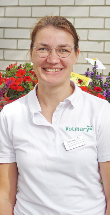 Christina Schmitz ist Produktmanagerin bei Volmary. Nach einer Ausbildung zur Zierpflanzengrtnerin studierte sie Gartenbau an der Hochschule in Osnabrck. Danach startete sie als Produktmanagerin ins Berufsleben. Whrend der anschlieenden Familienzeit mit insgesamt drei Kindern probierte sie verschiedenste Arbeitsmglichkeiten im Gartenbau aus und entschloss sich schlussendlich, wieder als Produktmanagerin zu arbeiten, nun seit ber fnf Jahren bei Volmary „am wunderschnen Kaldenhof”. Zu ihren Aufgaben gehrt die ffentlichkeitsarbeit, die Sortimentserstellung und die Schulung der Kollegen im Auendienst.
