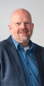 Christoph Büscher studierte von 1996 bis 2000 Jura an der Universität Heidelberg. Anschließend war er bei John Deere für Ersatz- und Serviceteile Traktoren und für Spezialtraktoren zuständig. Von 2006 bis 2013 leitete er Vertrieb und Marketing bei Sabo Maschinenfabrik, von 2013 bis 2020 war er Geschäftsführer des Unternehmens. Seit September 2020 ist er Chief Marketing Officer bei Hauert. Bereits seit 2014 ist er Vorsitzender des Industrieverbands Garten (IVG).