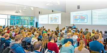 Die Veranstaltung wurde von einer Rekordzahl von rund 340 Interessierten besucht. Zum groen Zuspruch trug das 75-jhrige Jubilums des Freundeskreises bei.