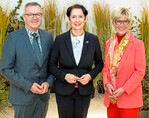 NRW-Landwirtschaftsministerin Silke Gorißen (Mitte) mit Jürgen Mertz, Präsident Zentralverband Gartenbau (ZVG) und Eva Kähler-Theuerkauf.