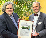 Dr. Jens Oldenburg, SIM (links) und Dirk Bansemer EPT GmbH mit dem Mehrweg Innovationspreis der DUH