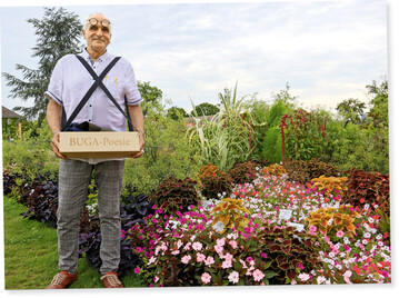 Der Blumenhallendichter José Oliver mit seinem wichtigsten Werkzeug, dem Bauchladen mit der BUGA-Poesie.