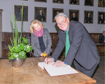 Eintrag ins Gästebuch der Stadt Osnabrück am 9. November 2023: Bürgermeisterin Eva-Maria Westermann und Marc-Guido Megies