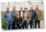 Im Betrieb van der Hulst, v. l.: Eef Zwinkels (Royal Brinkman), Koen van der Hulst, Yvonne van der Velden (Brightlands Campus Greenport Venlo), Sjaak van Hulst, Dr. Anke Schirocki (Agrobusiness Niederrhein), Marcel Claus (Gemeinde Venray) und Paul van der Hulst