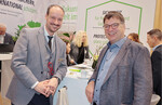 Die IPM ESSEN ist geschätzter Ort für Begegnungen und Gespräche hier Christian Senft (links), Vorsitzender des Vorstands der Gartenbau-Versicherung, und Jens Schachtschneider, Gartenbauunternehmer aus Neerstedt und DEGA-Autor (siehe Seite 12).