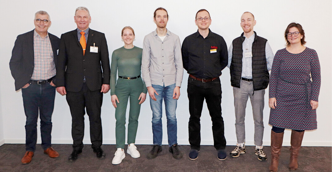 Zum mittlerweile siebten Mal lud das Forum „Beruf+Zukunft" junge Leute dazu ein, sich ber Berufswege zu informieren und Tipps fr die eigene Lebensplanung zu bekommen. Fnf Referentinnen und Referenten erzhlten lebendig und authentisch von ihren Erfahrungen und dem, was ihren Berufsalltag nun ausmacht. Auf dem Bild (von rechts): Ulrike Strothmann („Landlust"), Nils Fey (Hochschule Weihenstephan-Triesdorf), Raphael Maier (Lubera), Dr. Christian Frerichs (Hochschule Osnabrck) und Friederike von Falkenhayn von der gleichnamigen Baumschule sowie die Organisatoren und Moderatoren Marc-Guido Megies (Hochschule Osnabrck) und Christoph Killgus (Verlag Eugen Ulmer).