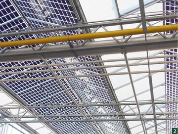 Die neue auf der Arbeitshalle installierte PV-Anlage der niederlndischen Firma Energiekbouw besteht aus Spezialmodulen mit Sicherheitsglas im Scheibenma, die bestehende Glasflchen 1:1 ersetzen. Alle zwei Jahre werden diese durch eine Spezialfirma gereinigt.