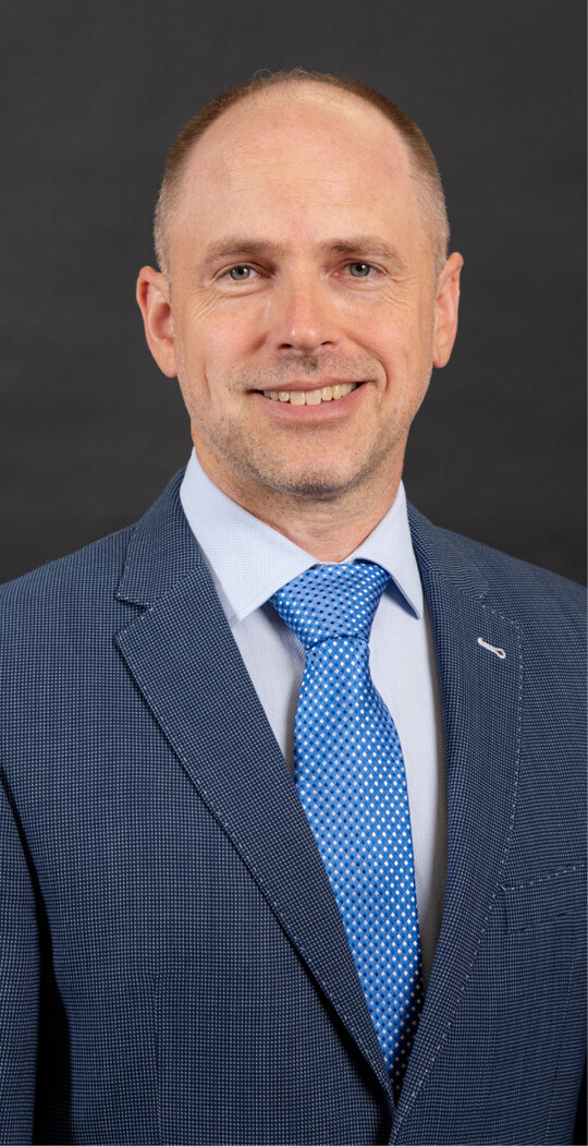 Dr. Johannes Nebelmeir hat an der Technischen Universitt Mnchen zur Zchtung von Johanniskraut promoviert. Seit 2003 arbeitet er als Zchter, zuerst 15 Jahre bei der Firma Lazzeri, Meran, und im Anschluss vier Jahre als Global Head of Breeding (Zchtungsleiter) bei Benary, Hann.-Mnden. Heute ist er als selbststndiger Zchter ttig und fhrt unter anderem die Poinsettien-Zchtung exklusiv fr Lazzeri. Nebelmeir versteht sich als Projektpartner und Coach in der Zchtung fr Unternehmen und ist fr die Beratung und Mitarbeit in weiteren Zchtungsprojekten offen. Kontakt: Telefon 01724554057
