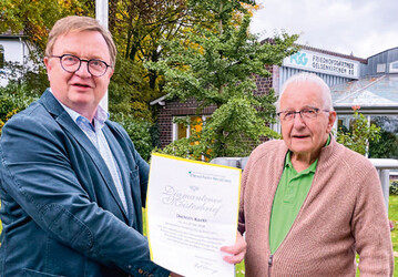 Andreas Msing und Grtnermeister Dietrich Koeth vor der 
heutigen Geschftsstelle der FGG Friedhofsgrtner Gelsenkirchen. 