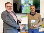 Thomas Schlimgen erhält den Friedhofskulturpreis samt
Urkunde im Namen des Vorstands von dem regionalen VFFK-Mitglied Martin Walser übergeben.