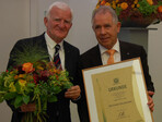 Heinz Herker verlieh die ZVG-Ehrennadel in Gold an Wolfgang Degenhardt, bis vor wenigen Monaten Aufsichtsratsvorsitzender der Landgard eG.