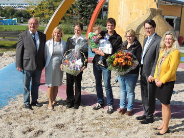Oberbrgermeister Dr. Christian Moser, Prsident Roland Albert, Frau Susann Pade und die Geschftsfhrerinnen der Landesgartenschau Ingrid Rott-Schwel und Waltraud Tannerbauer mit den 700.000 Besucher Maximilian und Kerstin Bindl mit Sohn Luca