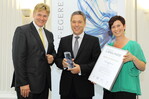 Übergabe des Rudolf-Egerer-Preises 2012 an Dehner GmbH & Co. KG (v.l.n.r.): Jürgen Horst Dörfler, Vorstandsvorsitzender Akademie Handel; Peter Kreil, Geschäftsbereichsleiter Personal bei Dehner; Anna Esch, Akademie Handel