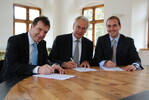 Von links: Bernhard Hönig, Geschäftsführer Dehner; Prof. Hermann Heiler, Präsident der Hochschule Weihenstephan-Triesdorf; Georg Weber, geschäftsführender Gesellschafter Dehner.