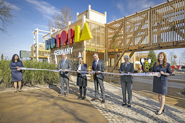 Banddurchschnitt zur Erffnung des Deutschen Gartens auf der Floriade Expo 2022 in Almere, Niederlande (von links): Dr. Karl Wessels, Generalkommissar des Deutschen Gartens (BMEL), Christiane Krger, Direktorin des Deutschen Gartens, Heinrich Rohlfing, Erster Botschaftsrat der Botschaft der Bundesrepublik Deutschland Den Haag, und Britta Dbert, Oberamtsrtin Referat 425 (BMEL). Gehalten wurde das Band von den beiden stellvertretenden Direktorinnen des Deutschen Gartens Yan Yin Chan (links) und Christina Gaats.