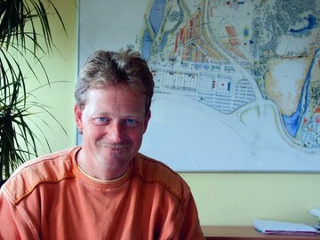 Das Groprojekt im Hintergrund: Kay Brandenburg 
vor dem bersichtsplan
der IGA 2003