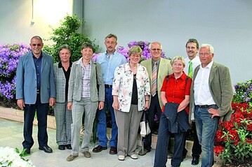 Die Preistrger (v. l.) der vierten Hallenschau: Gerd Rokamp, Renke zur Mhlen, Gerd Rabben, Hinrich Renken (alle mit Ehefrauen), im Hintergrund Rainer Berger von der Deutschen Bundesgartenschaugesellschaft 	
