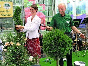Grfin Bettina Bernadotte und Paul Schupp bei der Taufe von Angie 	