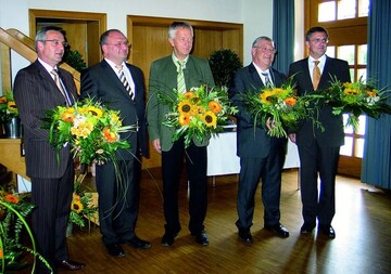Ehrengste mit Blumen (von links): ZVG-Vizeprsident Jrgen Mertz, BGV-Prsident Roland Albert, Waldkirchens Brgermeister Josef Hppler, Minister Josef Miller und Alexander Muthmann, Landrat des Landkreises Freyung Grafenau