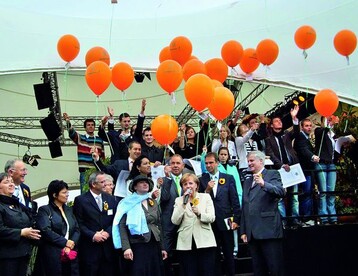 500 Luftballons, 500 Zukunftswnsche  gemeinsam mit den Siegern im Berufswettbewerb (BWB) der Junggrtner lie 
Bundeskanzlerin Dr. Angela Merkel einen Luftballon mit dem 
Zukunftswunsch eines BWB-Teilnehmers aufsteigen. Rechts 
von Merkel Thringens Ministerprsident Dieter Althaus und 
Bundeslandwirtschaftsminister Horst Seehofer