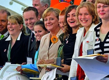 Gemeinsam mit der Bundeskanzlerin freuten sich die besten Nachwuchsgrtner Deutschlands ber ihren Erfolg 
