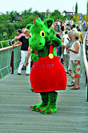 Das Buga-Maskottchen Bugalou sagt Tschss.
