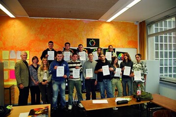 Fachverbandsgeschftsfhrer Josef F. Terfrchte berreichte Sachpreise und Urkunden an die Teilnehmer des Berufswettbewerbs Moderne Grabgestaltung