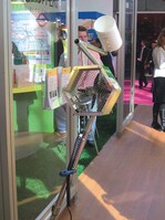 Nützlinge können mit diesem tragbaren Handgerät (Koppert) verteilt werden