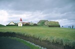 Das Freilandmuseum Glaumbaer im Norden Islands, mit Kirche und Gebäuden in Torfrasenbauweise