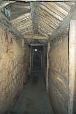 Korridor, als Verbindung zwischen mehreren Torfrasenbauten im Museum