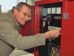 Frank Stepper bei der Wartung des 48-kW-Notstromaggregats