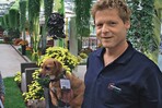 Bei Westhoff in Südlohn (hier Wilhelm Westhoff) bewegte sich niemand ohne Namensschild, auch nicht Firmenhund Debbie. Der Zusatz „Security“ in Klammern war nötig, um dem nicht großen Tier den nötigen Respekt zu verschaffen ...
