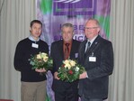 Josef Knostmann, Vorsitzender der Fachgruppe westfälisch-lippischer Friedhofsgärtner, gratuliert seinen Vorstandskollegen Martin Blumenkamp, links, und Wilhelm Grave zur Wiederwahl