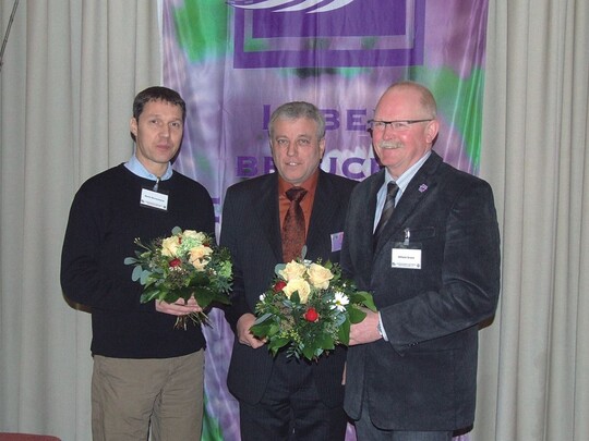 Josef Knostmann, Vorsitzender der Fachgruppe westflisch-lippischer Friedhofsgrtner, gratuliert seinen Vorstandskollegen Martin Blumenkamp, links, und Wilhelm Grave zur Wiederwahl