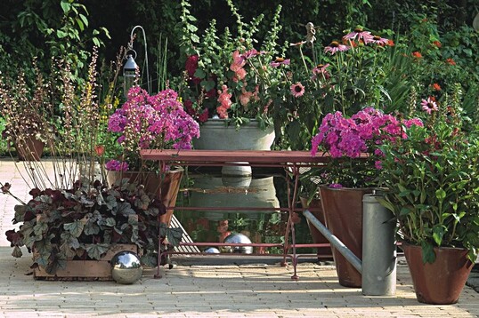 Ton-in-Ton-Kompositionen in Verbindung mit entsprechenden Gefen schaffen einprgsame Stimmungsbilder auf Balkon und Terrasse