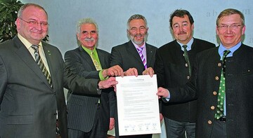 Prsentierten den Wortlaut der Mnchner Erklrung: Roland Albert (Erwerbsgartenbau), Peter Gogeff (Gemsebau), Ulrich Schfer (Landschaftsbau), Manfred Nagler (Obst- und Gartenbauvereine) und Ludwig Woerlein (Baumschulen) (v. l.) 