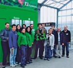 Thomas Schmid (Mitte rechts), BGN, überreichte zur Eröffnung im Namen der BGN-Partner das Firmenlogo als Blumengruß an Andreas Fischer und sein Team (Mitte links) Bild: BGN