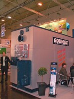 Der „Goumax“ ist ein Anthrazit-Füllschachtkessel mit automatischer Beschickung, Entaschung und Reinigung. Mittels SPS-Steuerung ist der Kessel über einen Klimacomputer ansteuerbar. Durch emissionsarme Verbrennung werden die Grenzwerte für Staub eingehalten