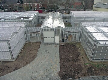 Mit der neuen Gewchshausanlage in Straelen knnen Kulturbedingungen unter unterschiedlichen Eindeckungen verglichen werden: oben links Floatglas; unten links Mikrostrukturiertes Weiglas; Mitte Verbinder; oben rechts ETFE (F-Clean); unten rechts Stegdoppelplatte