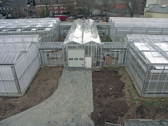 Mit der neuen Gewchshausanlage in Straelen knnen Kulturbedingungen unter unterschiedlichen Eindeckungen verglichen werden: oben links Floatglas; unten links Mikrostrukturiertes Weiglas; Mitte Verbinder; oben rechts ETFE (F-Clean); unten rechts Stegdoppelplatte
