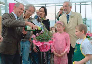 ZVG-Prsident Heinz Herker und Jean Ptz bei der Taufe der Pflanze des Jahres 2007, dem Elfenbusserl