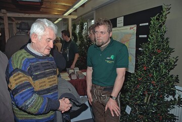 Landschaftsgrtner Markus Klapfer (rechts) bert einen der zahlreichen Besucher zum Thema Naturstein Bild: Wendebourg